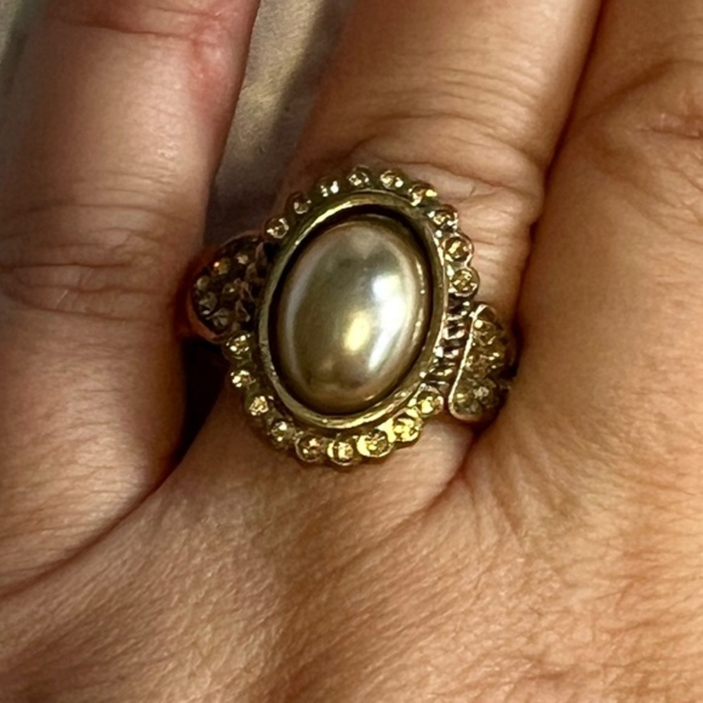 Vintage Brass tone ring. Flexible band.